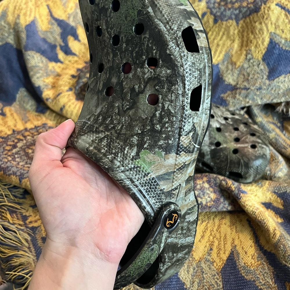 RealTree Mossy Oak CROCS Slip-On Clog in Green and Brown - Picture 5 of 6